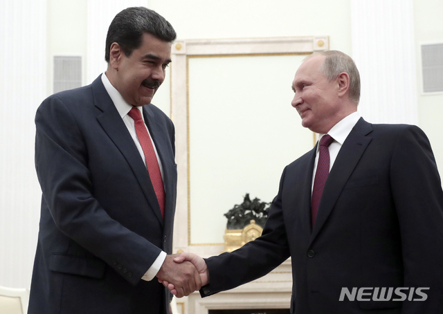 러시아를 방문한 니콜라스 마두로(왼쪽) 베네수엘라 대통령이 25일(현지시간) 모스크바의 크렘린궁에서 블라디미르 푸틴 러시아 대통령을 만나 악수하고 있다. (출처: 뉴시스)