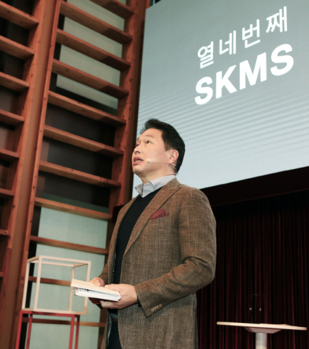 최태원 회장이 지난 18일 SK서린빌딩에서 열린 SKMS 개정선포식에 참석해 TED방식으로 SKMS 14차 개정 취지와 핵심 내용을 발표하고 있다. (제공: SK)