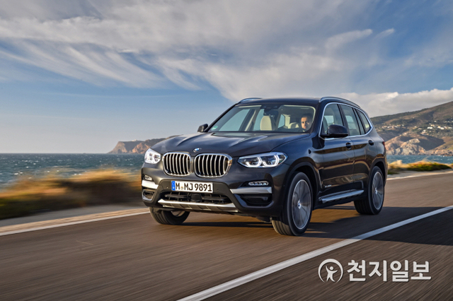 BMW코리아가 뉴 X3, 뉴 X4의 새로운 가솔린 라인업인 뉴 X3 x드라이브20i, 뉴 X4 x드라이브20i를 공식 출시했다고 21일 밝혔다. 사진은 BMW 뉴 X3 x드라이브20i 럭셔리 모델. (제공: BMW코리아) ⓒ천지일보 2020.2.21