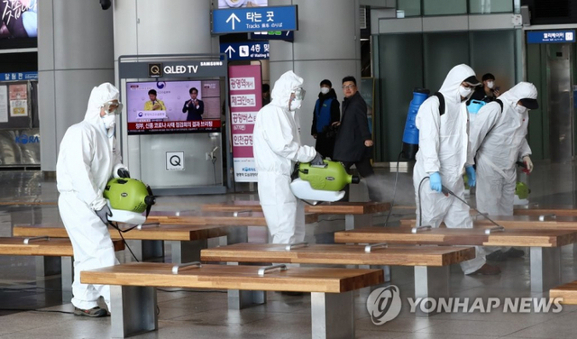 지난 10일 오전 대전역에서 방역업체 관계자들이 신종 코로나바이러스 감염증 예방을 위한 방역작업을 하고 있다. (출처: 연합뉴스)