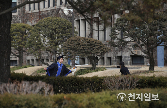 한 번뿐인 졸업 [천지일보=남승우 기자] 22일 오후 서울 서대문구 연세대학교에서 한 졸업생이 기념사진을 찍던 중 포즈를 취하고 있다. ⓒ천지일보 2020.2.22