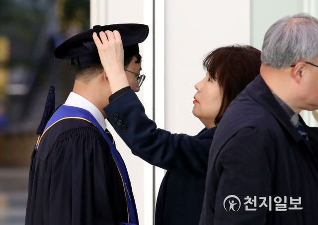 아들 수고 많았어 [천지일보=남승우 기자] 22일 오후 서울 서대문구 연세대학교에서 한 졸업생 어머니가 졸업생의 머리에 학사모를 씌워주고 있다. ⓒ천지일보 2020.2.22