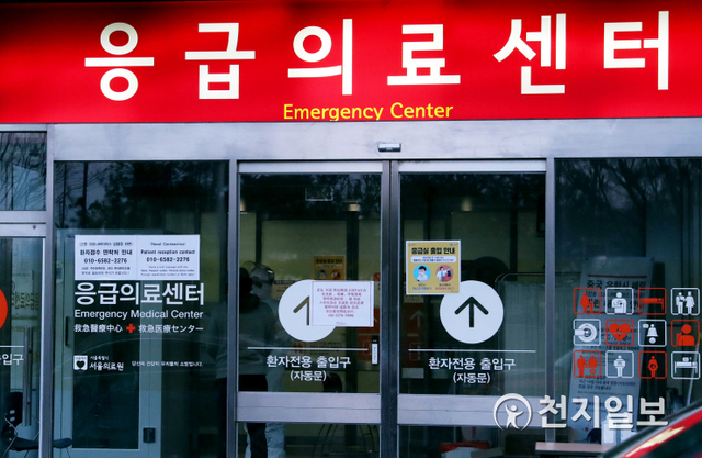 [천지일보=박준성 기자] 신종 코로나바이러스 감염증(코로나19) 확진자가 전국 곳곳에서 속출하는 가운데 22일 오후 서울 중랑구 서울의료원 응급의료센터에서 방호복을 입은 의료진이 환자 보호자와 이야기를 나누고 있다. ⓒ천지일보 2020.2.22