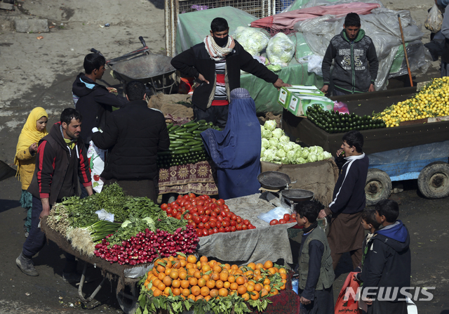 22일(현지시간) 아프가니스탄 전쟁 종식을 위한 일주일간의 ‘폭력감축’ 조치가 시작된 가운데 카불 한 시장에서 상인들과 시민들이 오랜만에 평화로운 일상을 즐기고 있다. (출처: 뉴시스)