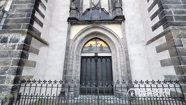 루터가 95개조 반박문을 붙였던 비텐베르크의 성교회(슐로스교회)의 철문에는 현재 그 내용이 새겨져 있다. ⓒ천지일보DB