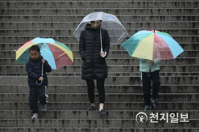 [천지일보=남승우 기자] 비가 내린 서울역 인근에서 시민들이 우산을 쓴 채 발걸음을 서두르고 있다. ⓒ천지일보DB