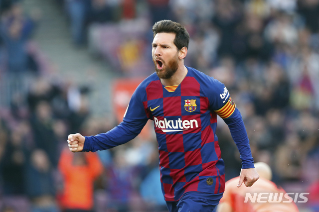 리오넬 메시(바르셀로나)가 22일(현지시간) 스페인 바르셀로나 캄노우에서 열린 2019-2020시즌 스페인 프로축구 프리메라리가 25라운드 에이바르와 경기에서 선제골을 넣고 기뻐하고 있다. (출처: 뉴시스)