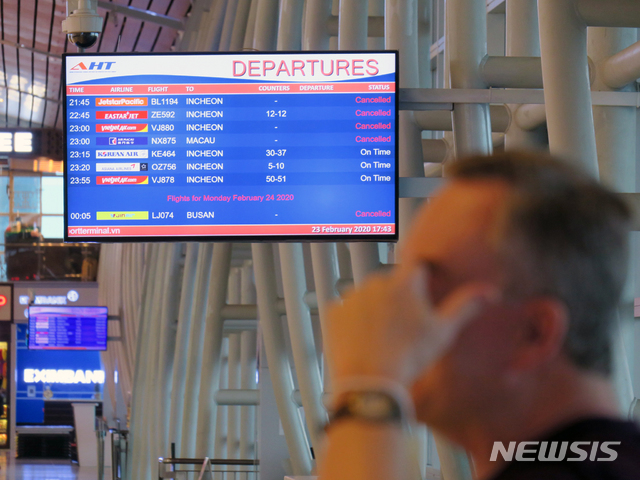 [다낭=뉴시스]베트남 항공이 오는 3월 29일까지 한국으로 향하는 항공편을 전면 취소한 소식이 전해진 23일 오후(현지시각) 베트남 다낭국제공항에서 출발하는 한국행 비행기들이 대부분 취소됐다. 베트남 항공 뿐만 아니라 운휴계획을 발표하지 않았던 티웨이항공, 진에어항공, 이스타항공, 비엣젯 항공 등 일부 한국행 여객기들도 신종 코로나바이러스 감염증(코로나19) 영향으로 당일 운항편을 취소했다. 베트남 정부는 지난 21일 자국민에게 한국 방문 자제를 귄고했다. (사진=독자 제공) 2020.02.23.