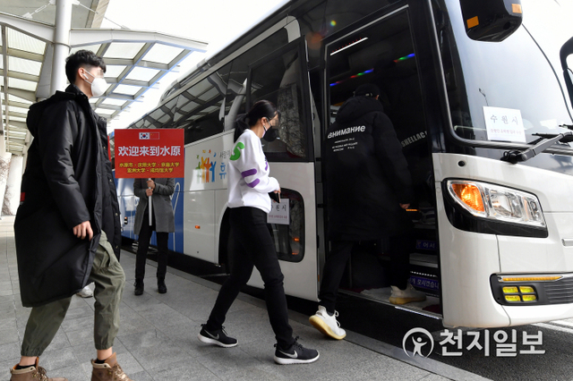 24일 입국한 유학생들이 인천공항 버스정류소에서 수원시가 운영하는 버스에 타고 있다. (제공: 수원시) ⓒ천지일보 2020.2.24