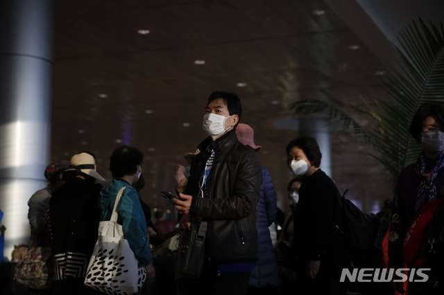 한국에서 온 관광객들이 23일(현지시간) 이스라엘 텔아비브 인근 벤구리온 공항에서 마스크를 쓴 채 서있다. (출처: 뉴시스)