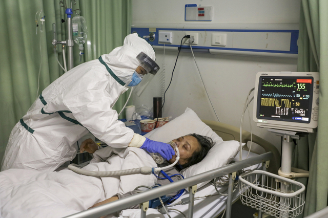 중국 후베이성 우한의 한 병원에서 지난 6일 보호복을 입은 간호사가 코로나 19 환자를 돌보고 있다. (출처: 뉴시스/AP)