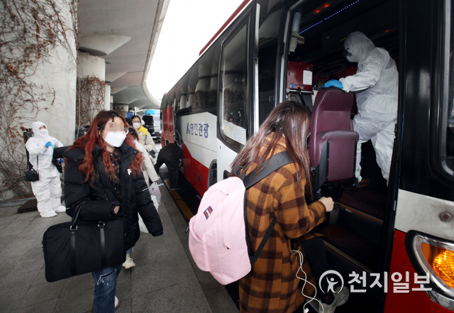 [천지일보=남승우 기자] 25일 인천국제공항 1터미널에서 중국인 유학생들이 방역복을 입은 학교 관계자들의 안내를 받으며 버스에 탑승하고 있다. ⓒ천지일보 2020.2.25
