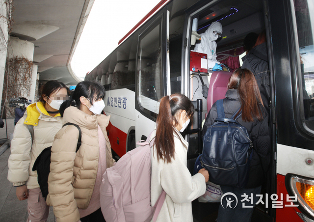 [천지일보=남승우 기자] 25일 인천국제공항 1터미널에서 중국인 유학생들이 학교 관계자들의 안내를 받으며 버스에 탑승하고 있다. ⓒ천지일보 2020.2.25