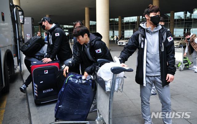 26일(현지시간) 도쿄 올림픽 복싱 아시아-오세아니아 지역 예선에 참가하는 우리선수 13명이 요르단 암만 퀸 알리아 국제공항에 무사히 도착해 짐을 옮기고 있다(출처: 뉴시스)