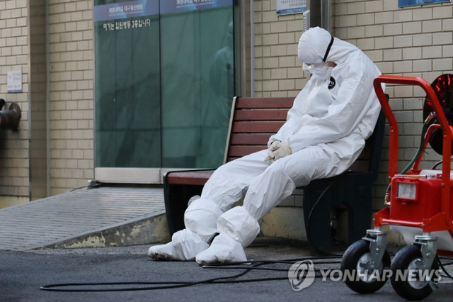 휴식을 취하고 있는 의료진. 기사와 무관함. (출처: 연합뉴스)