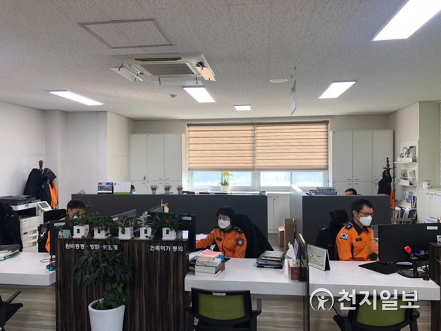 전북 남원소방서가 코로나19 감염병 예방을 위해 전 직원 마스크를 쓰고 업무를 보고 있다. (제공: 남원소방서) ⓒ천지일보 2020.2.27