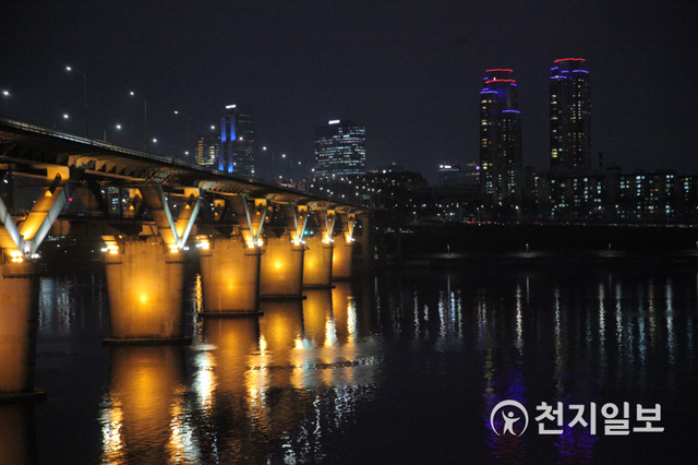 서울생각마루의 ‘전망테크’에서 바라본 한강의 야경. ⓒ천지일보 2020.2.27