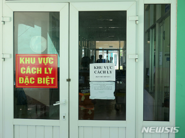 지난 24일 대구발 다낭행 항공편에 탑승해 다낭 보건당국에 의해 격리된 한국 탑승객들이 25일 오후(현지시각) 베트남 다낭 폐병원에 격리돼 있다. (출처: 뉴시스)