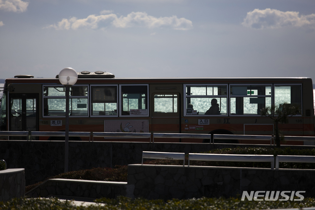 승객 단 한 명 탄 일본 버스[후지사와=AP/뉴시스] 27일 승객 한 명만 태운 버스 한 대가 일본 가나가와현 후지사와 다리를 건너고 있다. 현지 업계는 신종 코로나바이러스 감염증 발생 후 관광지 등 방문객이 크게 줄었다고 전했다.