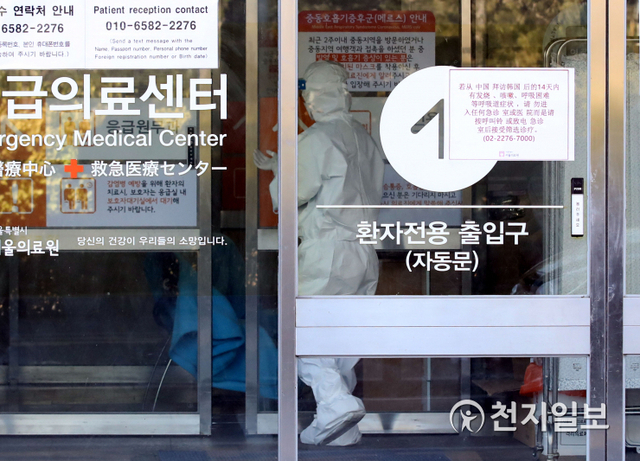 [천지일보=남승우 기자] 대구에서 신종 코로나바이러스 감염증(코로나19)이 확산하고 있는 가운데 서울 중랑구 서울의료원에서 방호복을 입은 의료진들이 업무를 보고 있다. ⓒ천지일보 DB