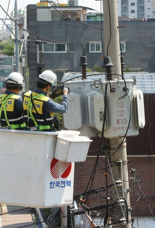 한국전력 직원들이 열화상 진단장비를 활용해 전력설비를 진단하고 있다. (제공: 한국전력) ⓒ천지일보 2020.3.1