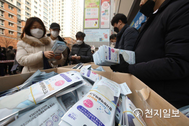 [천지일보=남승우 기자] 신종 코로나바이러스 감염증(코로나19)이 빠르게 확산하고 있는 가운데 3일 오전 서울 양천구 목동 행복한백화점을 찾은 시민들이 마스크를 구매하고 있다. ⓒ천지일보 2020.3.3