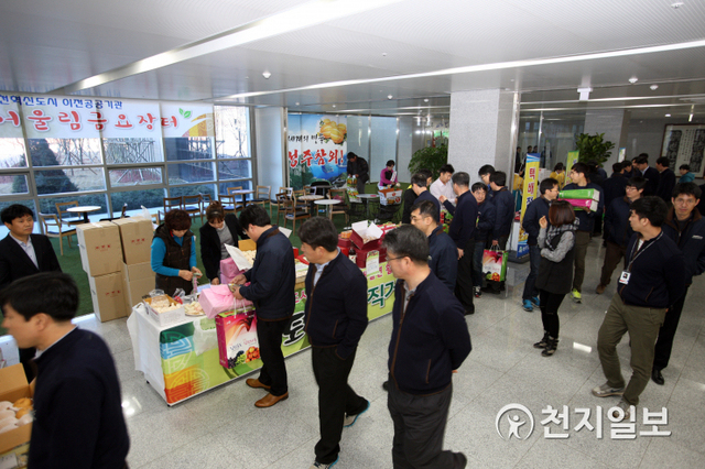 한국도로공사 직원들이 신청사에 개최된 직거래장터에서 농산물을 둘러보고 있다. (제공: 한국도로공사) ⓒ천지일보 2020.3.3