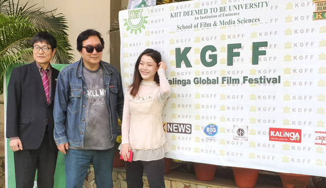 지난 1월 18~22일 열린 ‘2020 제4회 인도 칼링가국제영화제(KGFF)’에서 영화 ‘엄마없는 하늘아래’로 감독상을 수상한 한명구 영화감독(가운데). (제공: 한명구 영화감독)