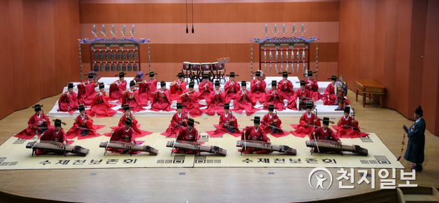 국내 유일 백제 가요 정읍사의 반주 음악인 '수제천'을 단원들이 공연하고 있다. (제공: 정읍시) ⓒ천지일보 2020.3.5