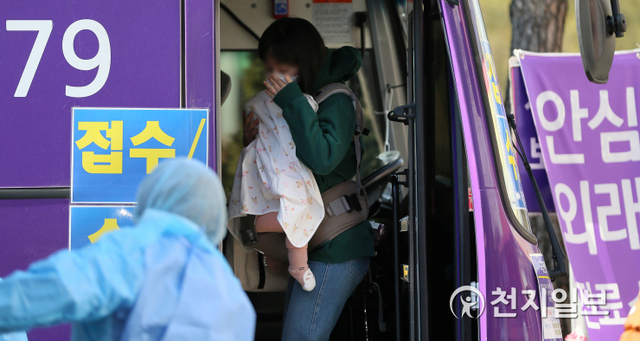 [천지일보=남승우 기자] 신종 코로나바이러스 감염증(코로나19) 확진 환자가 5766명으로 집계된 가운데 5일 오후 경기 김포시 장기동 뉴고려병원에 마련된 안심외래진료소에서 한 시민이 검사를 마친 뒤 나오고 있다. (사진공동취재단) ⓒ천지일보 2020.3.5