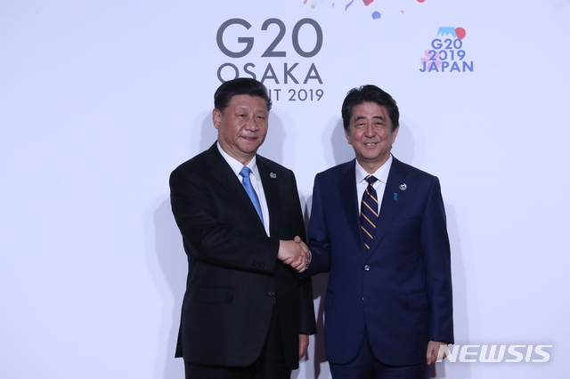 시진핑 중국 국가주석이 지난해 6월 28일 오전 인텍스 오사카에서 열린 G20 정상회의 공식환영식에서 의장국인 일본 아베 신조 총리와 기념촬영하고 있다. (출처: 뉴시스)