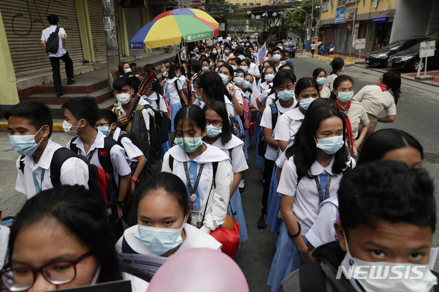 마스크 쓰고 학교 활동, 거리 행진하는 학생들	[마닐라=AP/뉴시스] 31일(현지시간) 필리핀 수도 마닐라에서 마스크를 쓴 한 학교 학생들이 학교 활동에 참여해 거리를 행진하고 있다.