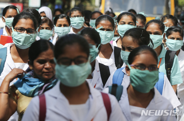 지난 6일(현지시간) 인도 간호학교 학생들이 마스크를 착용한 채 하이데라바드에 있는 간디 병원으로 향하고 있다. (출처: 뉴시스)
