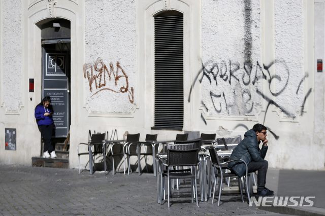 이탈리아에서 신종 코로나바이러스 감염증(코로나19) 이 급속도로 확산하고 있는 가운데 7일(현지시간) 한 남성이 수도 로마의 라르고 아르헨티나 광장에 있는 한 카페의 텅 빈 테이블 의자에 앉아 있다. (출처: 뉴시스)