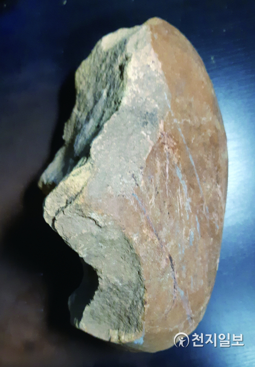 호로고루성 유적지에서 발견한 구석기 주먹도끼 뒷면
