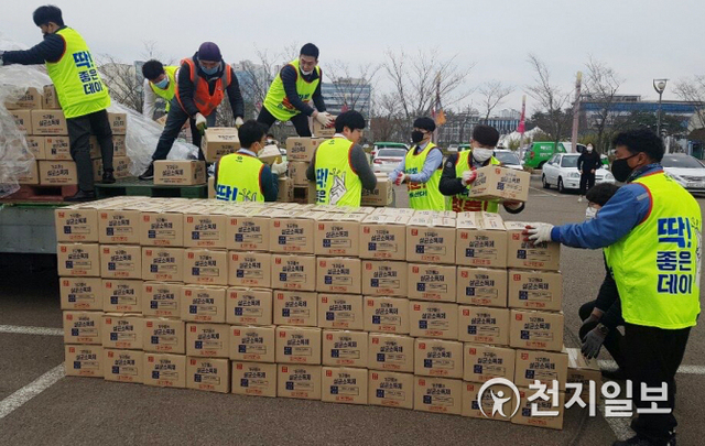지난 9일 ㈜무학이 코로나19 확산방지를 위해 진주시복지재단에 살균소독제 8200여개를 전달하고 있다. (제공: 진주시) ⓒ천지일보 2020.3.10