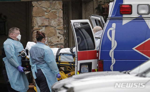 지난 6일 미 워싱턴 커클랜드 한 라이프케어센터에서 직원들이 구급차에 실린 환자를 옮기고 있다. (출처: 뉴시스)