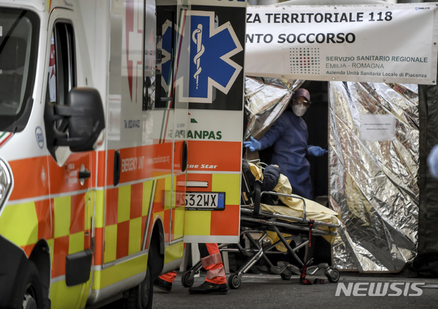 이탈리아, 코로나19 사망 17명·확진자 650여 명[피아첸차=AP/뉴시스]27일(현지시간) 이탈리아 북부 피아첸차 병원 응급실 옆에 설치된 시민보호청 텐트에서 구급차에 실려온 한 여성이 들것에 실려 내리고 있다. 이탈리아 시민보호청은 27일 기준 코로나19 사망자 수가 17명, 누적 확진자 수는 650여 명으로 늘었다고 밝혔다. 이탈리아는 이란과 함께 아시아 외 지역에서 최근 코로나19 확진자가 급격히 늘어난 국가로 꼽힌다.