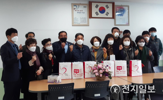 지난 10일 자원봉사단체협의회, 여성단체협의회가 코로나로 어려움을 겪는 취약계층과 피해주민을 위해 십시일반 모금한 성금 500만원을 진주시복지재단에 전달한 뒤 기념촬영을 하고 있다. (제공: 진주시) ⓒ천지일보 2020.3.11