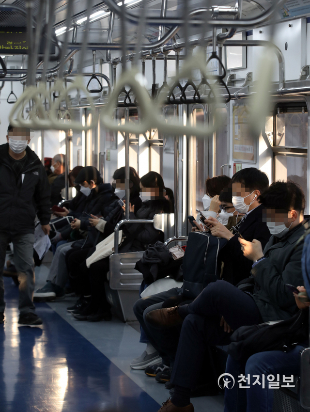 [천지일보=남승우 기자] 구로 콜센터 코로나19 확진 환자가 90명을 넘어선 가운데 11일 오후 서울 지하철 내에서 마스크를 쓴 시민들이 줄지어 앉아 있다. ⓒ천지일보 2020.3.11