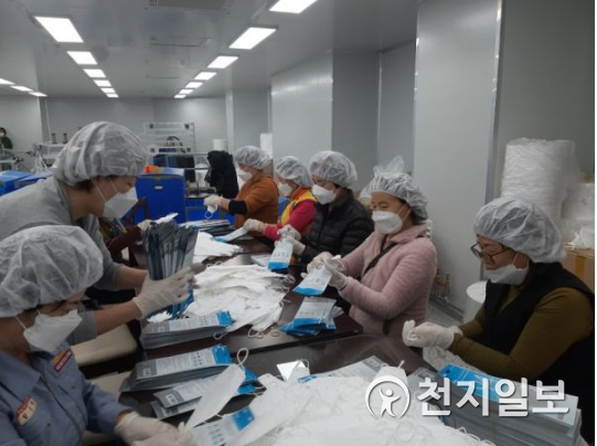 강원도 동해시 지흥동에 위치한 마스크 공장에 자원봉사자들이 참여해 마스크를 만들고 있다.(제공: 동해시)ⓒ천지일보 2020.3.11