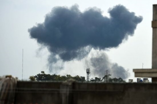 파키스탄 F-16 전투기가 국경일 곡예비행 예행연습 중 추락해 조종사가 사망했다(출처: BBC 캡처)