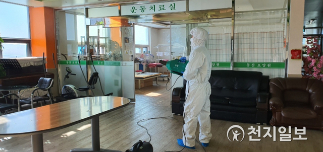 천안시가 노인생활(이용)시설에 코로나19 예방 방역활동을 하고 있다. (제공: 천안시) ⓒ천지일보 2020.3.13