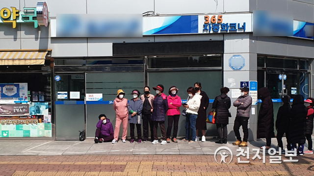 [천지일보 진주=최혜인 기자] 13일 오전 경남 진주시 호탄동 한 약국 앞에서 시민들이 공적마스크를 구매하기 위해 줄을 서고 있다. ⓒ천지일보 2020.3.13