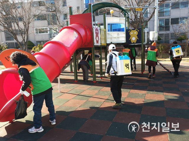 [천지일보 진주=최혜인 기자] 진주시가 코로나19 집단감염을 예방하기 위해 지난 12~13일을 ‘일제 방역소독의 날’로 지정한 가운데 판문동·가호동·하대동 등 읍면동 주민·봉사단체가 이날 다중이용시설에 대한 일제방역을 펼치고 있다. (제공: 진주시) ⓒ천지일보 2020.3.14