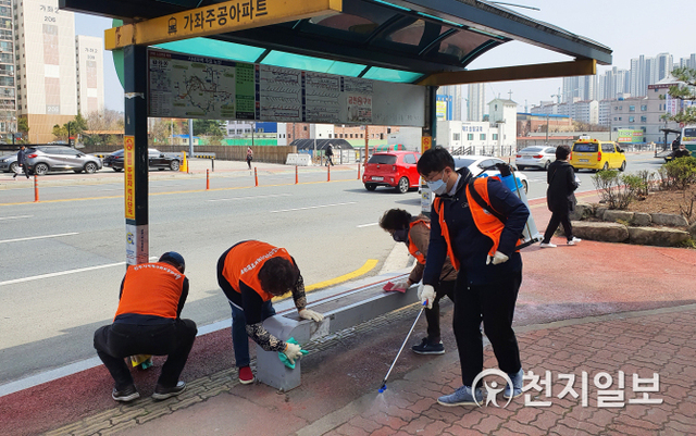 [천지일보 진주=최혜인 기자] 진주시가 코로나19 집단감염을 예방하기 위해 지난 12~13일을 ‘일제 방역소독의 날’로 지정한 가운데 판문동·가호동·하대동 등 읍면동 주민·봉사단체가 이날 다중이용시설에 대한 일제방역을 펼치고 있다. (제공: 진주시) ⓒ천지일보 2020.3.14