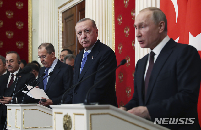 레제프 타이이프 에르도안(왼쪽) 터키 대통령과 블라디미르 푸틴 러시아 대통령이 5일(현지시간) 모스크바 크렘린에서 6시간에 걸친 정상회담을 마친 뒤 공동 기자회견을 하고 있다. (출처: 뉴시스)
