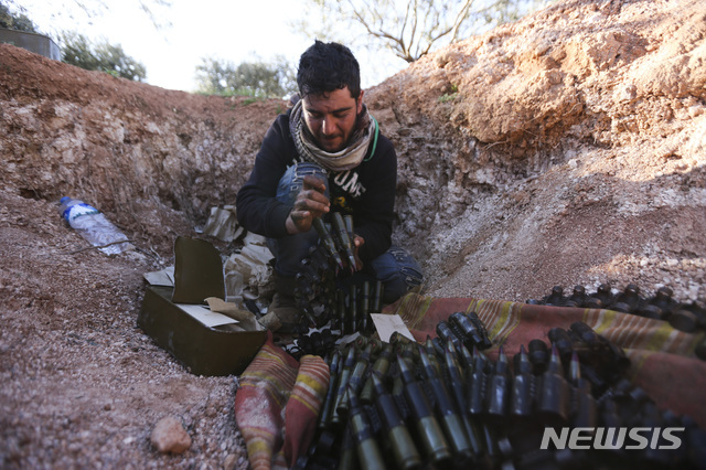 터키 지원을 받는 시리아 반군 병사가 26일(현지시간) 시리아 이들립주 사라키브 마을 인근 최전방에서 탄약을 장전하고 있다. (출처: 뉴시스)