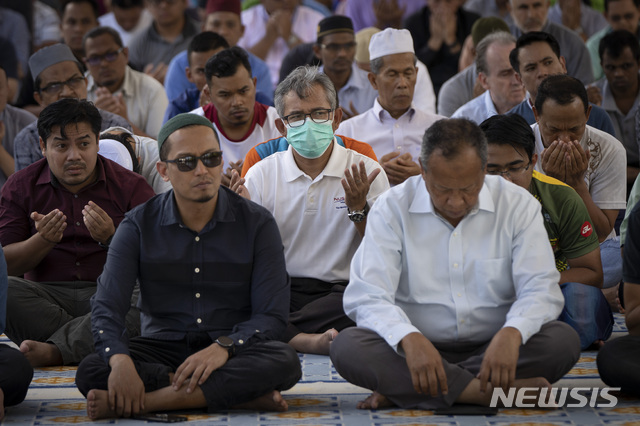 지난달 28일 이슬람교도들이 말레이시아 쿠알라룸푸르의 이슬람사원에서 금요일 기도를 하고 있다. (출처:AP/뉴시스)