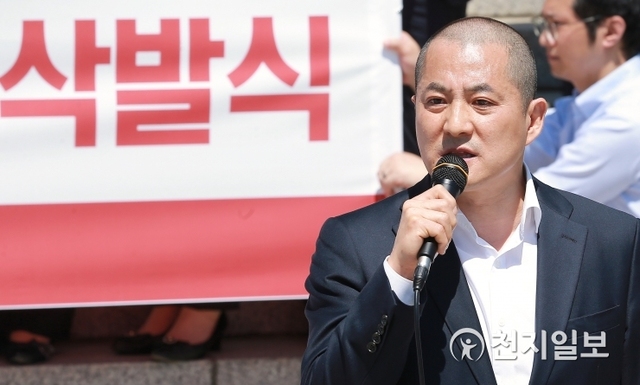 [천지일보=안현준 기자] 자유한국당 박대출 의원이 2일 서울 여의도 국회 본청 계단 앞에서 열린 자유한국당 국회의원, 위원장의 문재인 좌파 독재정부의 의회 민주주의 파괴 규탄 삭발식에서 발언하고 있다. ⓒ천지일보 2019.5.2